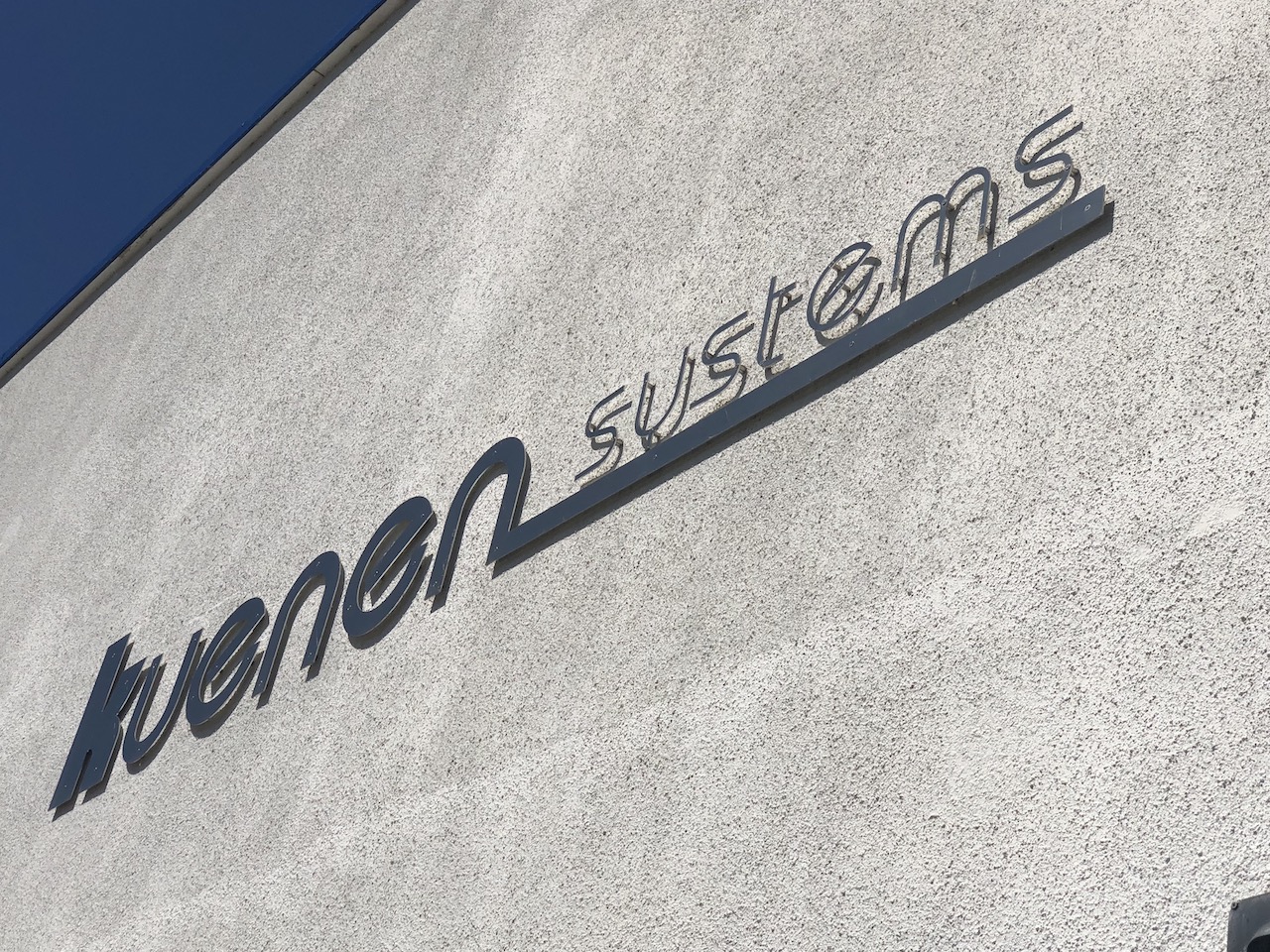Signing rvs bedrijfsbord op bedrijfspand met logo Kuenen Systems